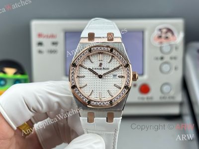 High Quality Replica AUDEMARS PIGUET Royal Oak White Leather Strap White Grande Tasserie Grid Pattern Face Dial Silver Stainless Steel Diamond Inlaid Case Watch 33mm